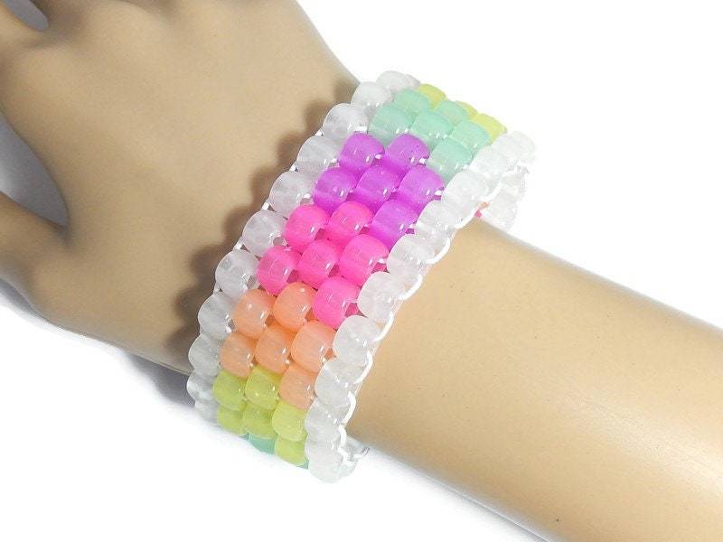Glow Kandi Cuff, Fairy Kei Rave, Pastell in The Dark Rainbow, Raver Plur Schmuck von Allysin