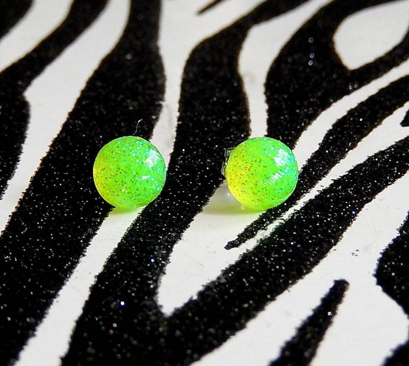 Lime Neon Harz Kleine Runde Ohrringe, Ohrstecker, Glitzer-Schmuck von Allysin