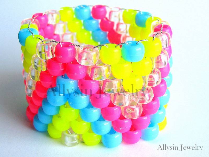Neon Kandi Manschette Armband, Zigzag Raver Plur, Hot Pink, Gelb, Baby Blau Zig Zags von Allysin