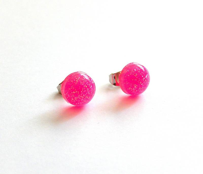 Neon Pink Ohrstecker, Kleine Runde Harz Ohrringe, Uv Reaktiver Rave Schmuck von Allysin