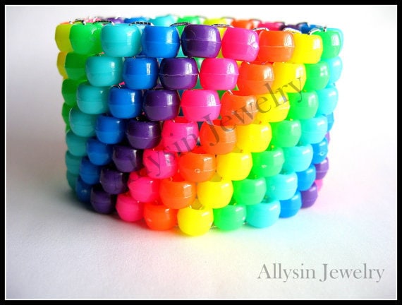 Neon Regenbogen Kandi Manschette, Raver Plur Armband von Allysin
