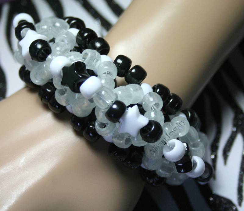 Schwarz, Weißer Stern Kandi Armreif, Glow in The Dark 3D Disc Armspange, Rave Plur Kandy von Allysin