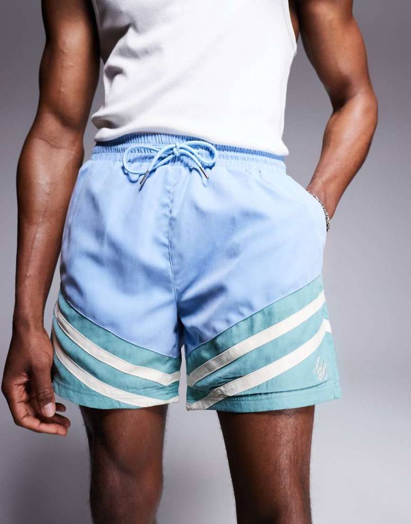 Alma de Ace - Shorts in Blau mit Farbblockdesign von Alma De Ace