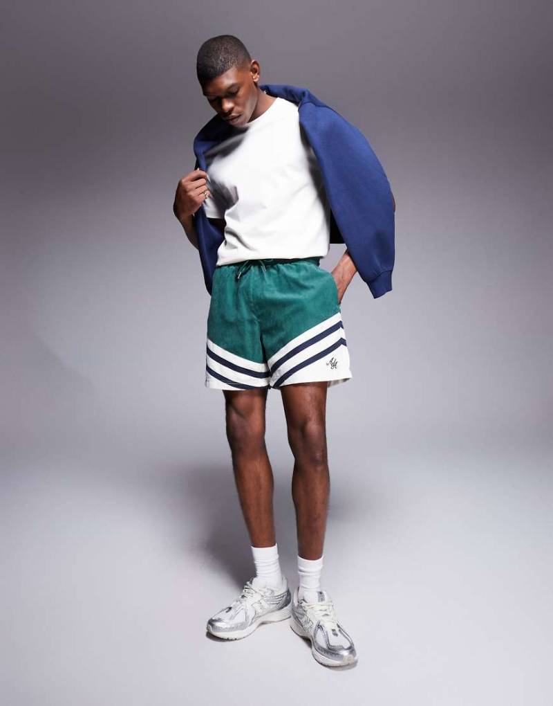 Alma de Ace - Shorts in Grün mit Farbblockdesign und Logo von Alma De Ace