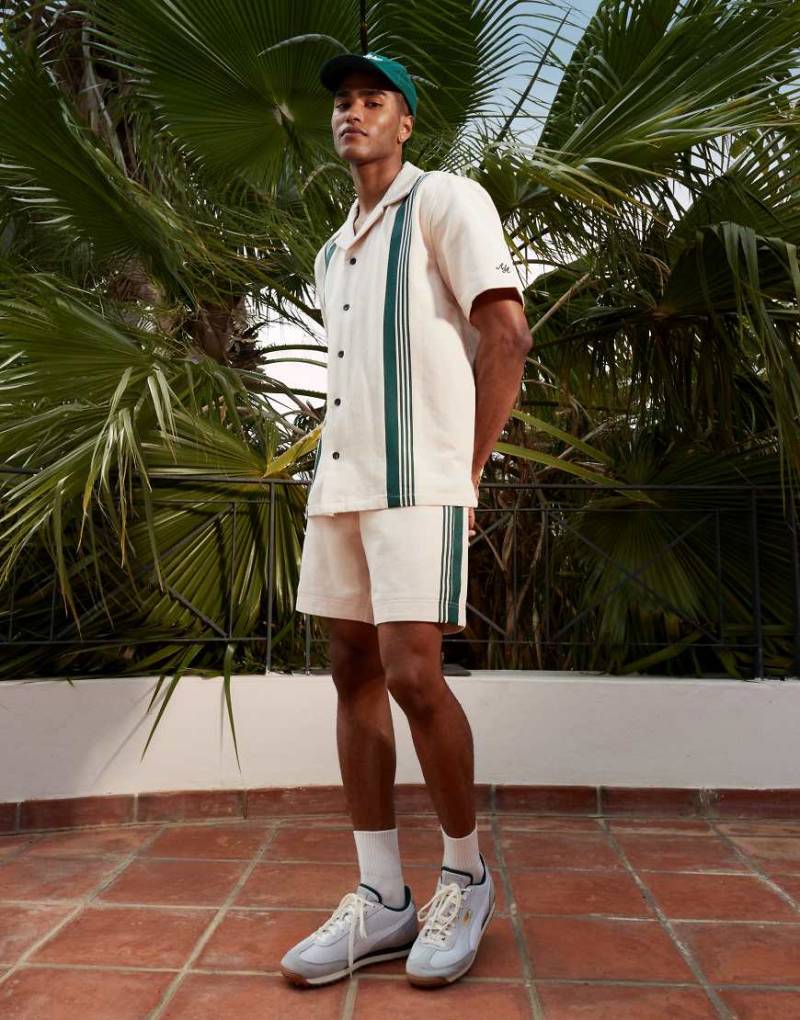 Alma de Ace - Strickshorts in Beige mit Streifendetail und Logo, Kombiteil-Weiß von Alma De Ace