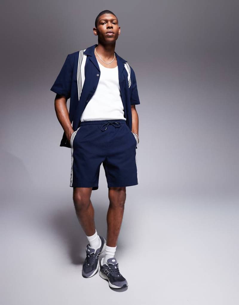 Alma de Ace - Strickshorts in Marineblau mit Streifendetail und Logo, Kombiteil von Alma De Ace