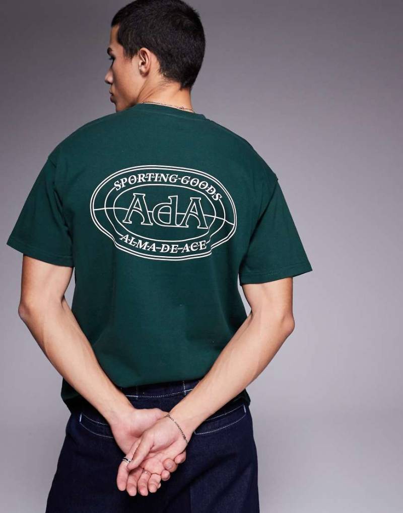 Alma de Ace - T-Shirt in Grün mit Grafikprint am Rücken, 240 g/m² von Alma De Ace