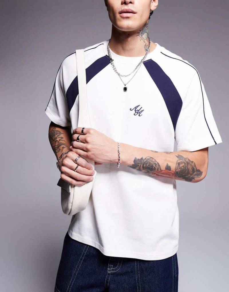 Alma de Ace - T-Shirt in Weiß mit kontrastierenden Einsätzen von Alma De Ace