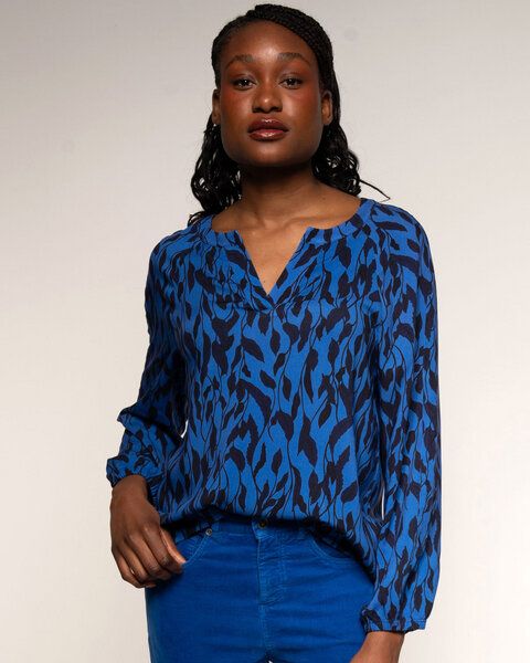 Alma & Lovis Legere Print-Bluse aus fließendem EcoVero | Leaf Raglanbluse von Alma & Lovis