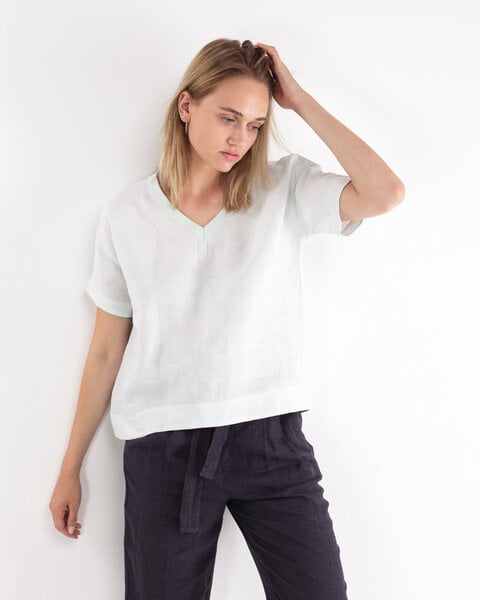 Alma & Lovis Legeres V-Neck Blusenshirt aus reinem Leinen | Linen V-Neck von Alma & Lovis