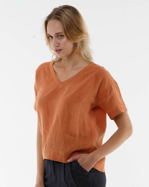 Alma & Lovis Legeres V-Neck Blusenshirt aus reinem Leinen | Linen V-Neck von Alma & Lovis