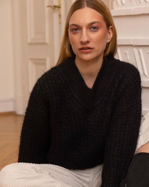 Alma & Lovis Pullover mit Perlfangmuster aus Suri-Alpaka-Mix | V-Neck Pullover von Alma & Lovis