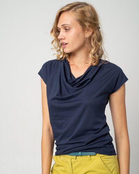 Alma & Lovis Shirt mit Wasserfall-Ausschnitt, aus Bio-Baumwolle | Short Cascade von Alma & Lovis