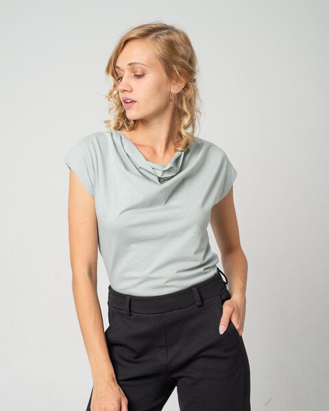 Alma & Lovis Shirt mit Wasserfall-Ausschnitt, aus Bio-Baumwolle | Short Cascade von Alma & Lovis