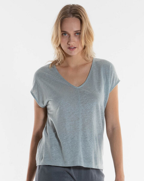 Alma & Lovis V-Neck Shirt im Loose-Fit aus reinem Leinen | Linen V-Neck von Alma & Lovis