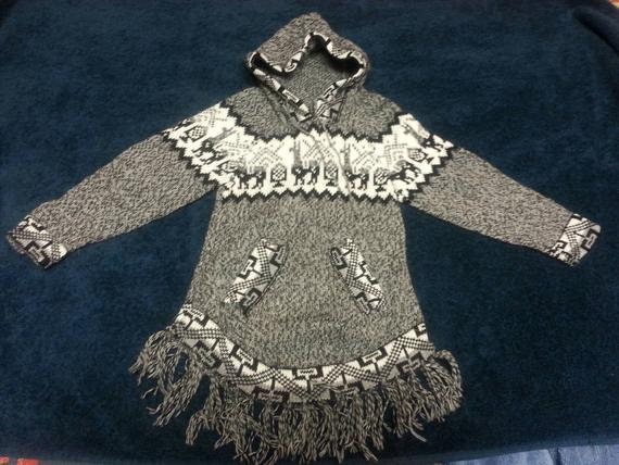 Schöner Curvy Alpaka Pullover Mit Quasten von AlmaDelMundo