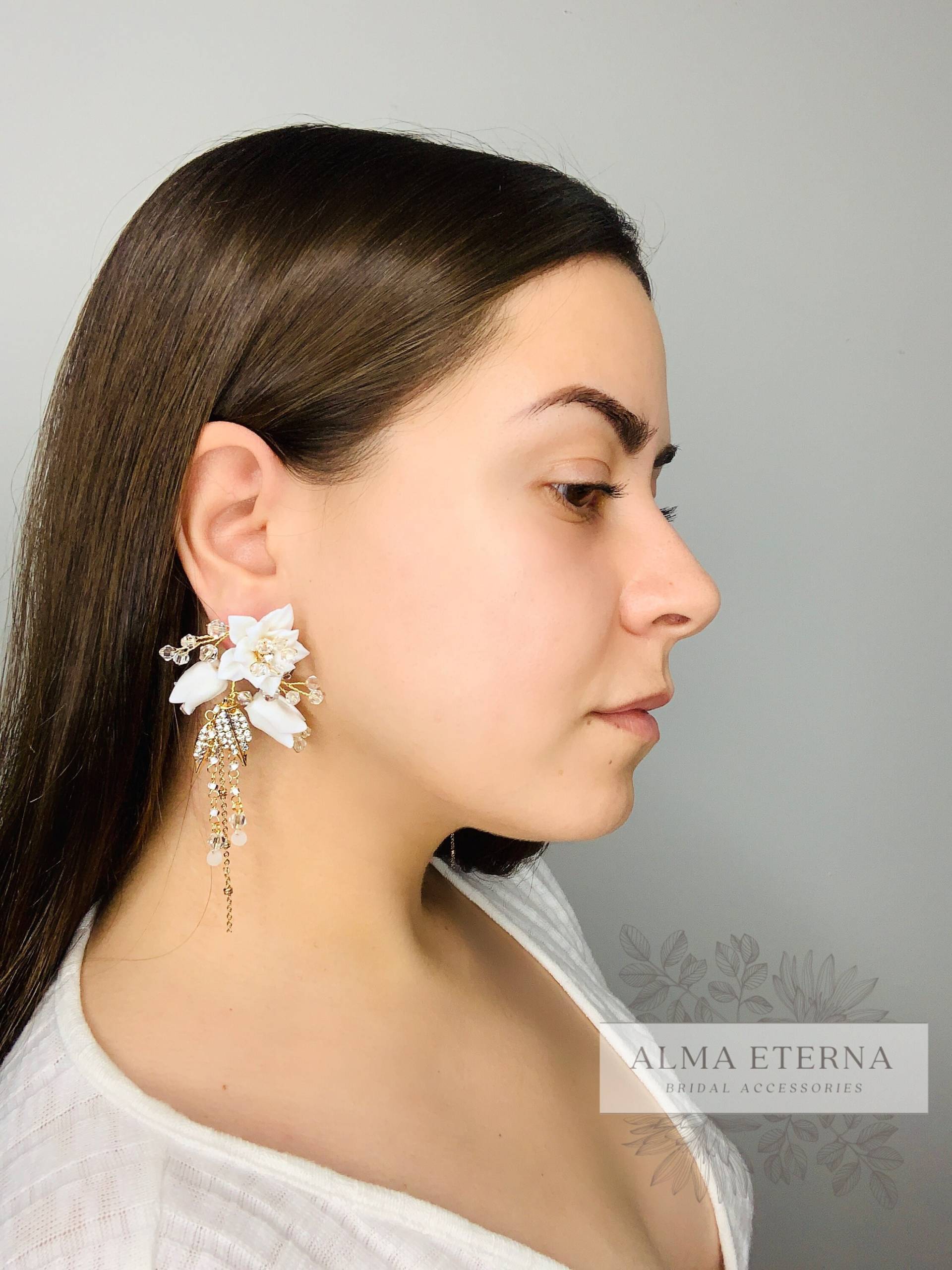 Anni | Keramik & Strass Braut Ohrringe, Boho Gold Floral Cluster Handgedrahtete Accessoire Anni | Keramik & Strass Braut Ohrringe, Boho Gold Floral Cluster Handgedrahtete Accessoire von AlmaEternaBridal