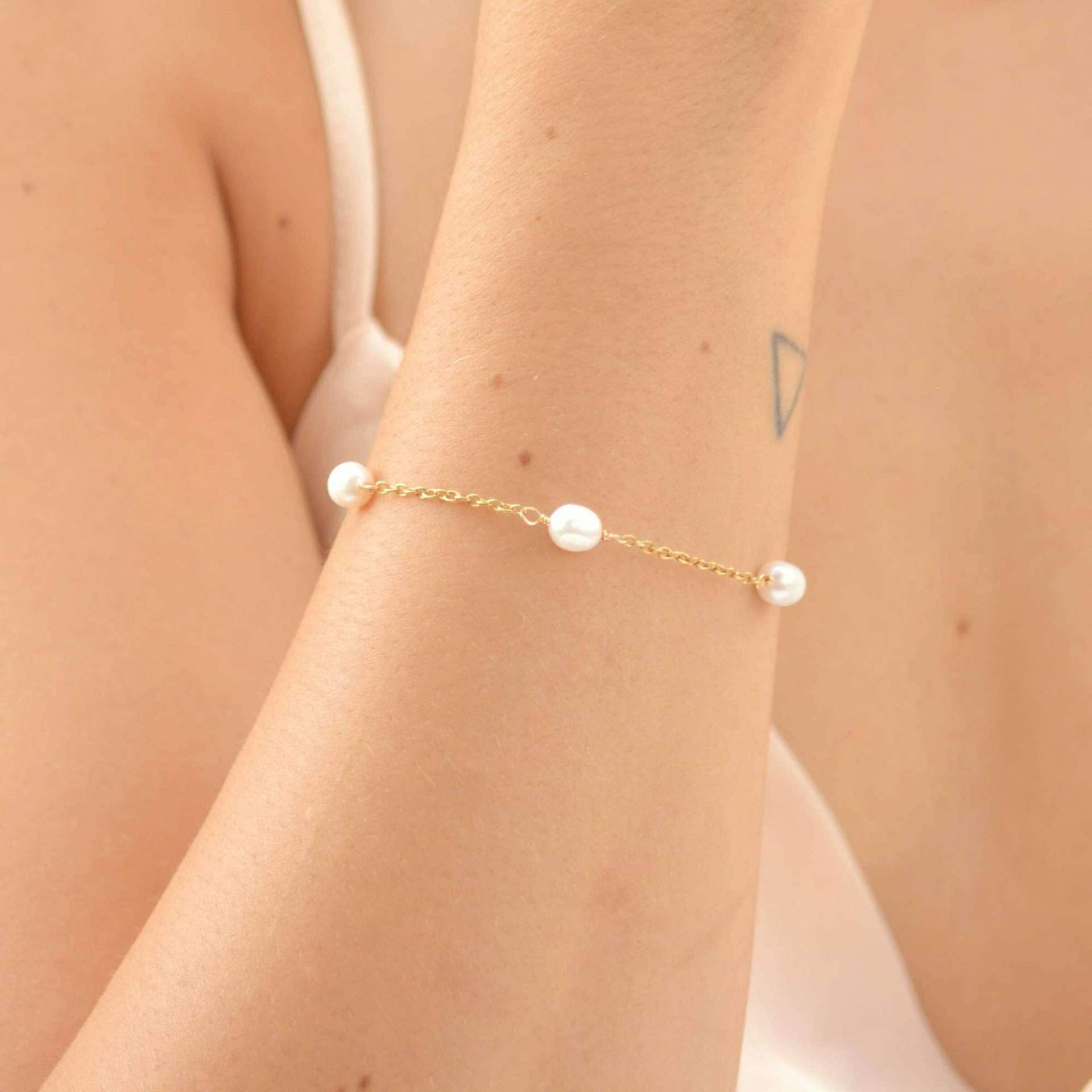 14K Gold Gefülltes Perlenarmband Für Die Braut, Zartes Perlenarmband, Süßwasserperle, Brautjungfernschmuck, Perlenschmuck, Hochzeitsschmuck von AlmaLibreJewelry