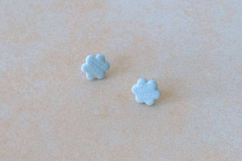 Blumen Ohrstecker Für Damen Und Mädchen, Kleine Ohrringe, Fimo Handgemachter Außergewöhnlicher Schmuck, Schöne Ohrringe von AlmaMinha