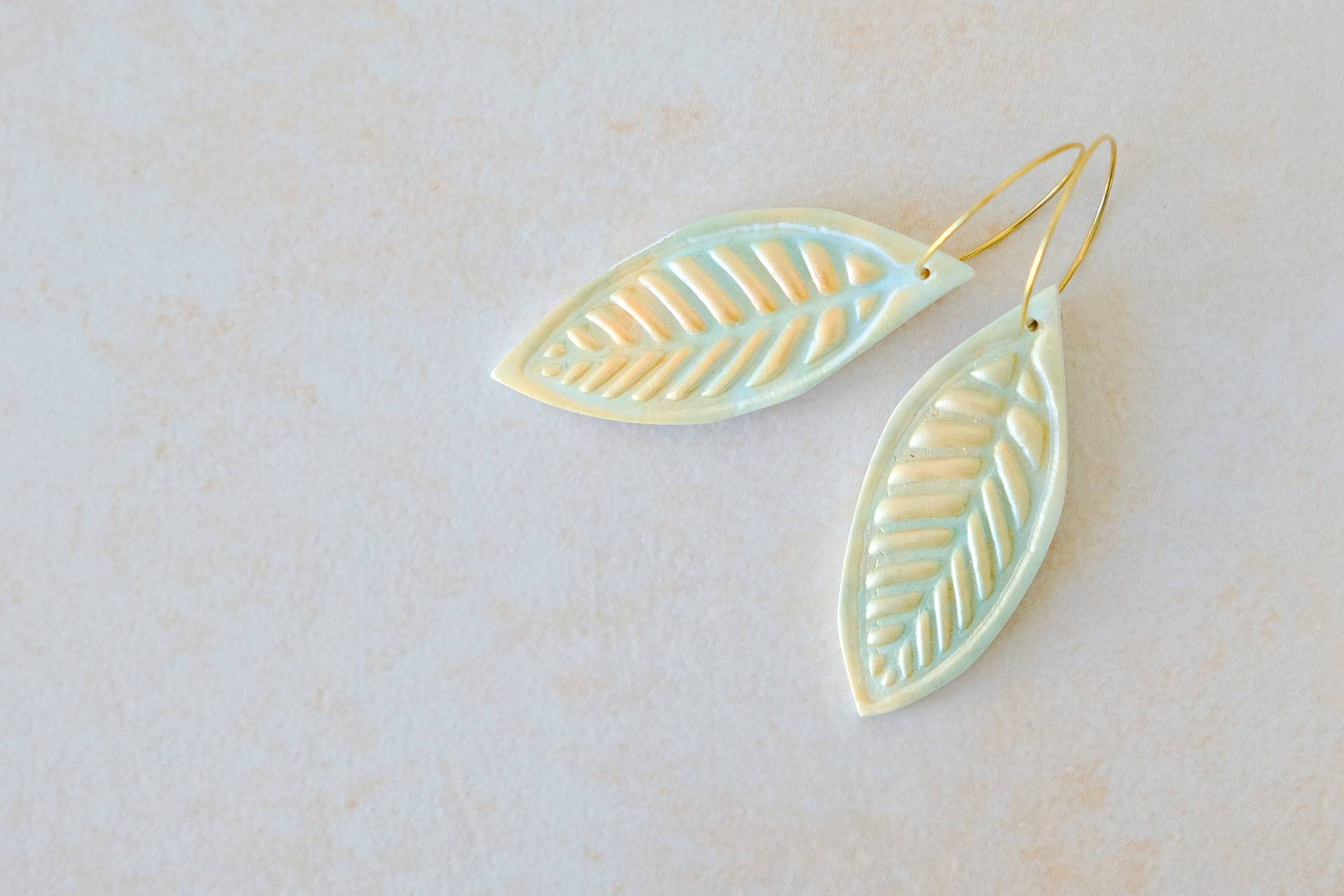 statement Ohrringe, Blatt Geschenk Freundin, Lange Anhänger Ohrringe Aus Polymer Ton, Ausgefallene Handgemachter Schmuck von AlmaMinha