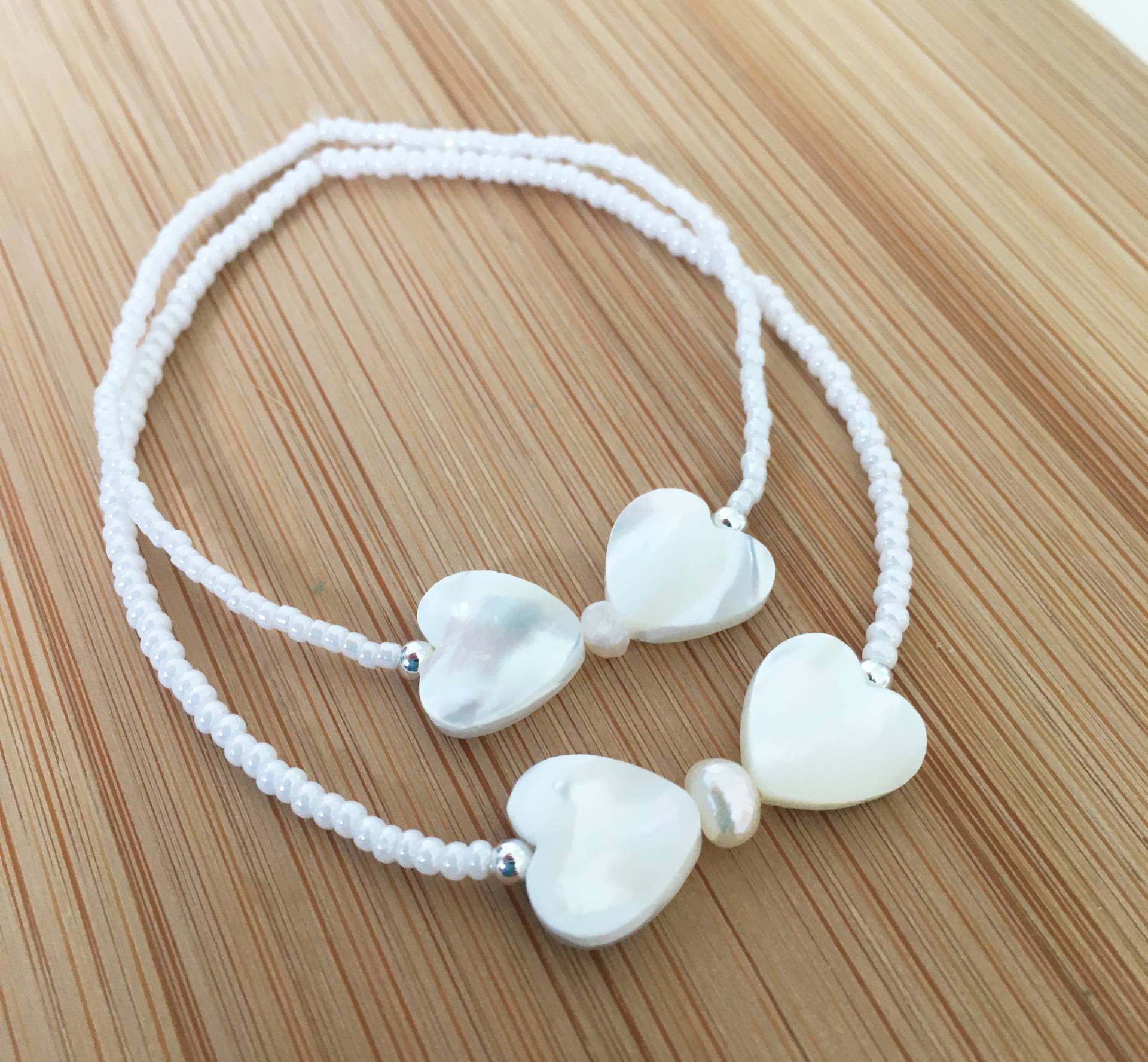 Mutter Tochter Armbänder - Perlmutt Armband Set Herz Perlen Passende Familien Geschenk Elastisch Unter 25 von AlmaSurfside