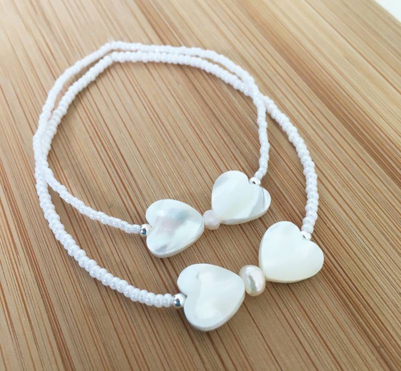 Mutter Tochter Armbänder - Perlmutt Armband Set Herz Perlen Passende Familien Geschenk Elastisch Unter 25 von AlmaSurfside