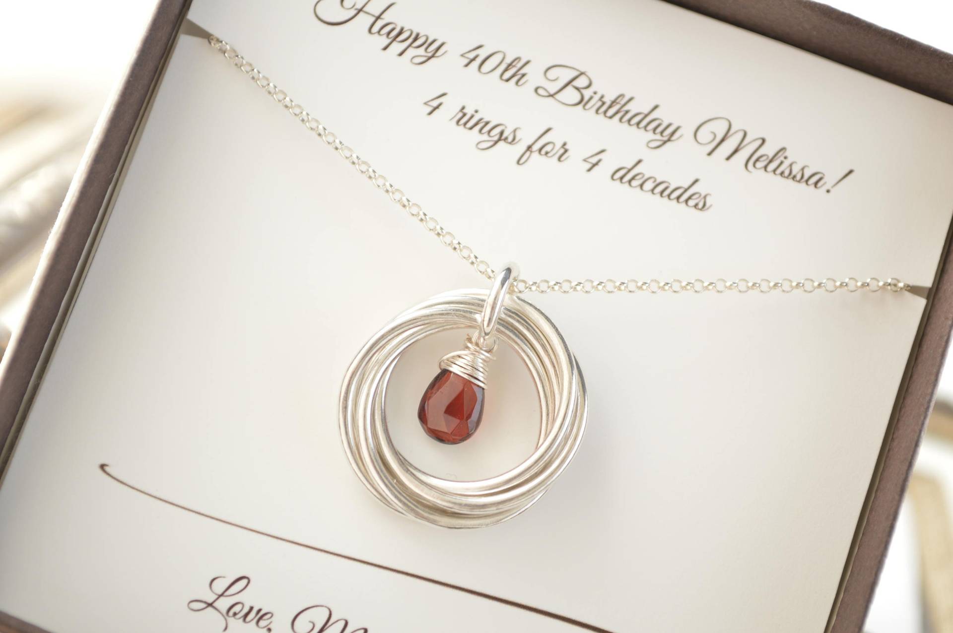 40. Geburtstag Halskette, Schmuck, Januar Birthstone 4.jahrestag Geschenk, 4 Ringe Jahrzehnte von AlmaValleJewelry