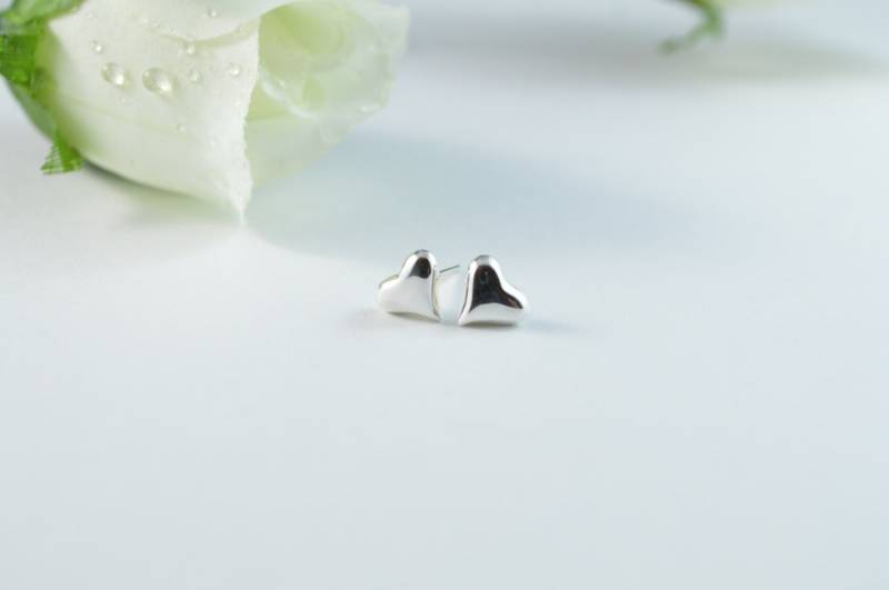 Kleine Herz-Ohrringe, Kleine Ohrringe, Mini-Herz-Ohrringe, Ohrstecker Herzen Silber Ohrringe von AlmaValleJewelry