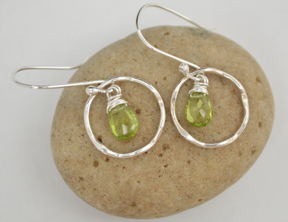 Peridot Ohrringe, Schmuck, August Geburtsstein, Geburtstag Edelstein Handgemachte Edelstein, Baumeln Silber von AlmaValleJewelry