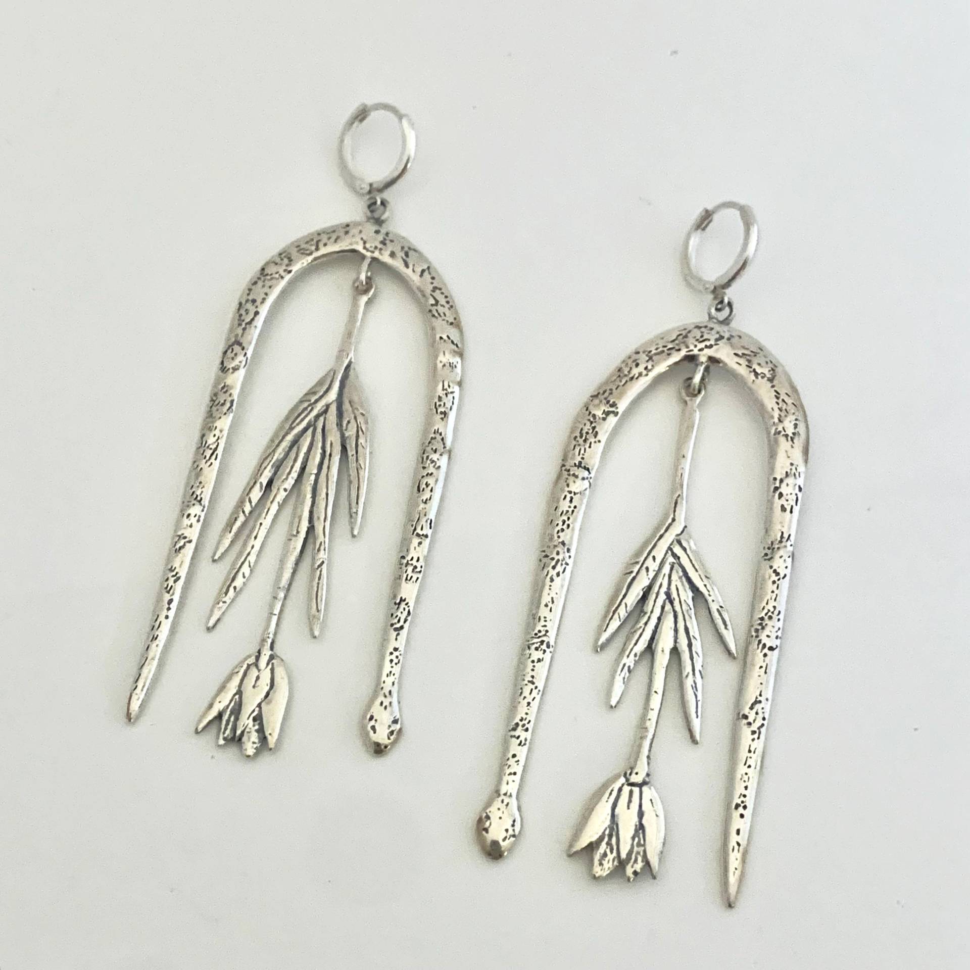 Limited Edition Tulpe & Schlange Ohrhänger in Sterling Silber Limited Edition Tulpe & Schlange Ohrhänger in Sterling Silber von AlmanacForJune