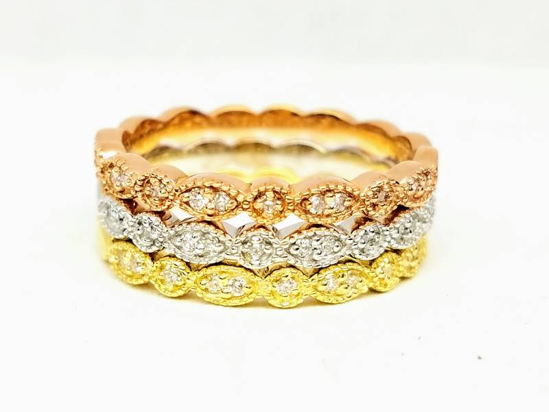 Zierliche 14K Gold Diamant Stapelbare Ringe Tricolor Eheringe von Almazajewelry