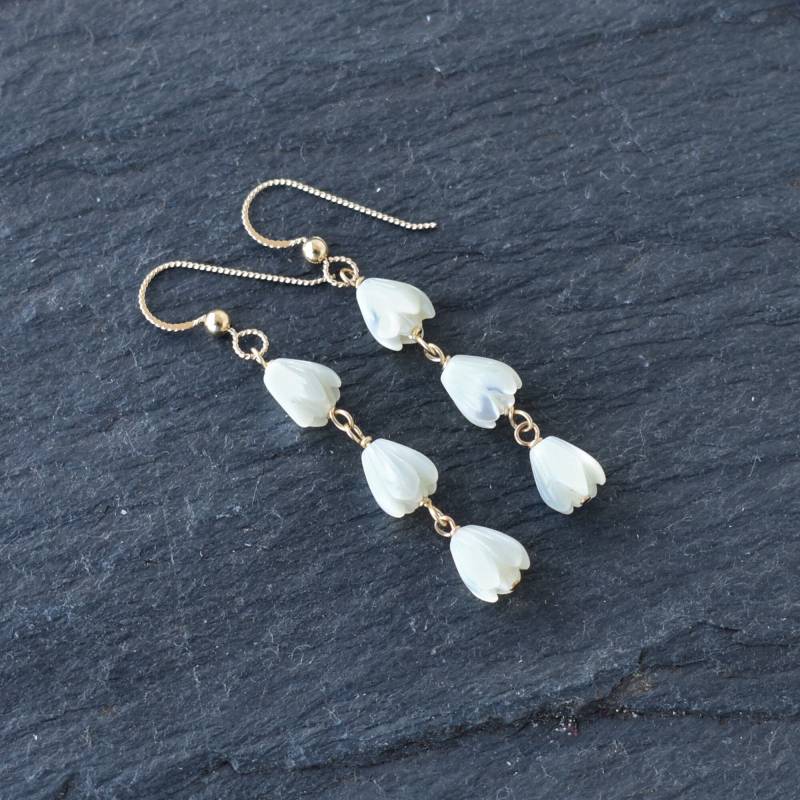 Drei Verbundene Pikake Perlmutt Ohrringe, Baumelnde Lange Hübsche Brautjungfer Geschenk, Handgemacht in Hawaii Mit Aloha von AlohaMadeJewelry