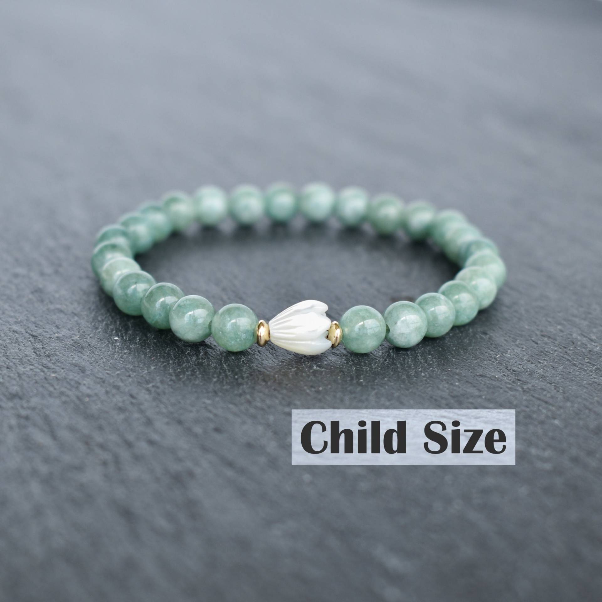 Kind 6mm Jade Dehnbares Armband - Einzelnes Kleines Pikake, Dehnbares Edelstein Armband, Grünes Schutzkristalle, Pikake Perlen von AlohaMadeJewelry