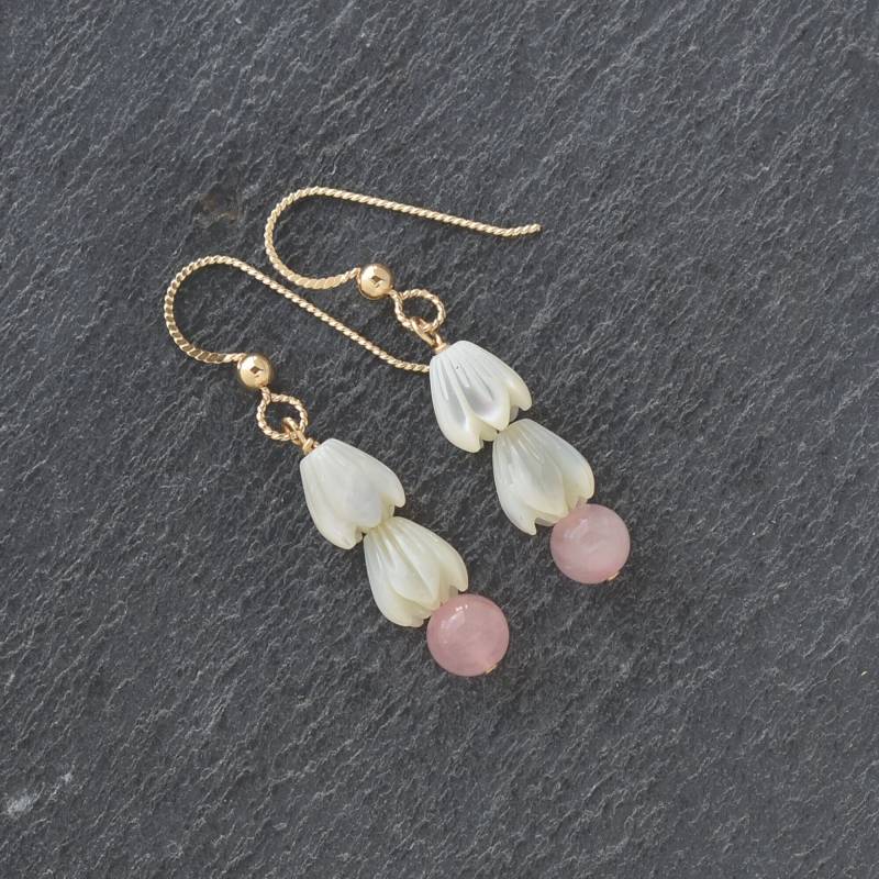 Rosenquarz Und Double Pikake Cluster Ohrringe von AlohaMadeJewelry