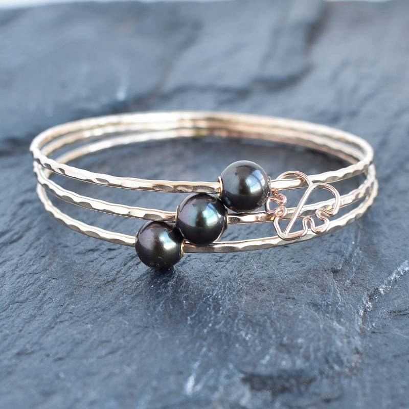Set Von Drei Süßwasserperlen Armreifen Mit Ösen Und Anhänger, Perle Ösen, Geschenk Zum Abschluss, Hergestellt in Hawaii Aloha von AlohaMadeJewelry