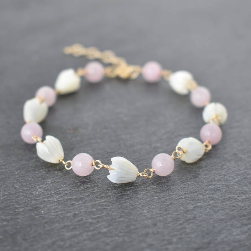 Verknüpfte Rosenquarz Und Pikake Armband Mit Verlängerungskettchen, Perlmutt Pikake, Brautschmuck, Brautjungfer Armband, Handgemacht in Hawaii Aloha von AlohaMadeJewelry