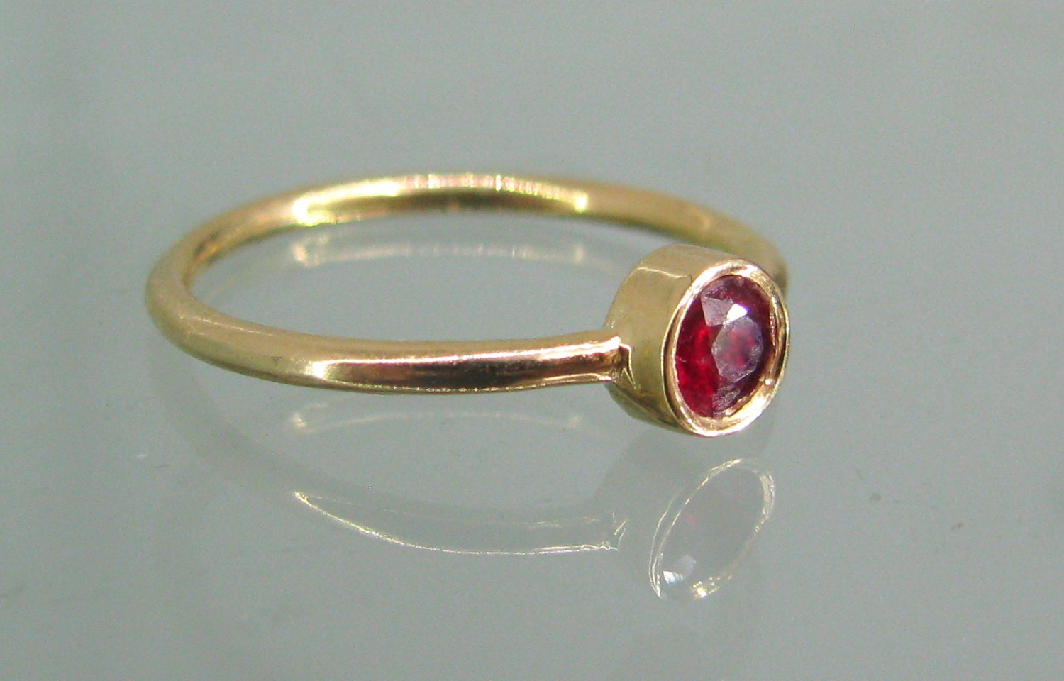 Natürlicher Rubin Ring, Schlichter Goldring, Zarter Stapelring Gold von AloniJewelry