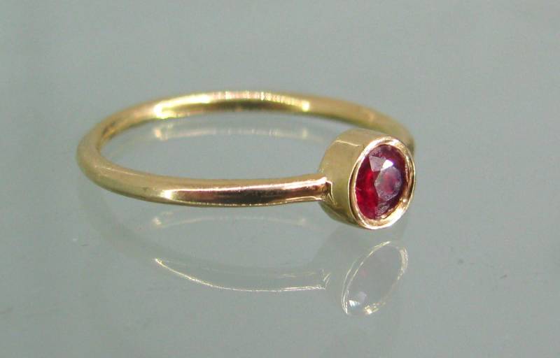 Natürlicher Rubin Ring, Schlichter Goldring, Zarter Stapelring Gold von AloniJewelry