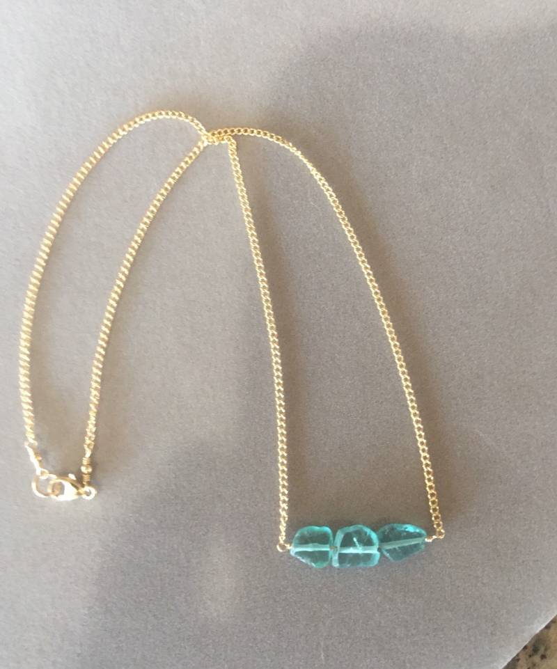 Geschnittene Apitit Edelstein Halskette, Goldfill Moderne Roh Kette von AloraLotus