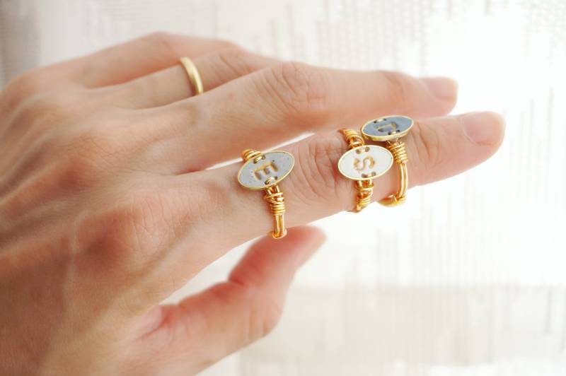 Initial Ring Angepasst Hand Gestempelt Schmuck Monogramm Ringpersonalisierte Brautjungfer Geschenkideen Für Ihren Zierlichen von AlotssFlowerJewel
