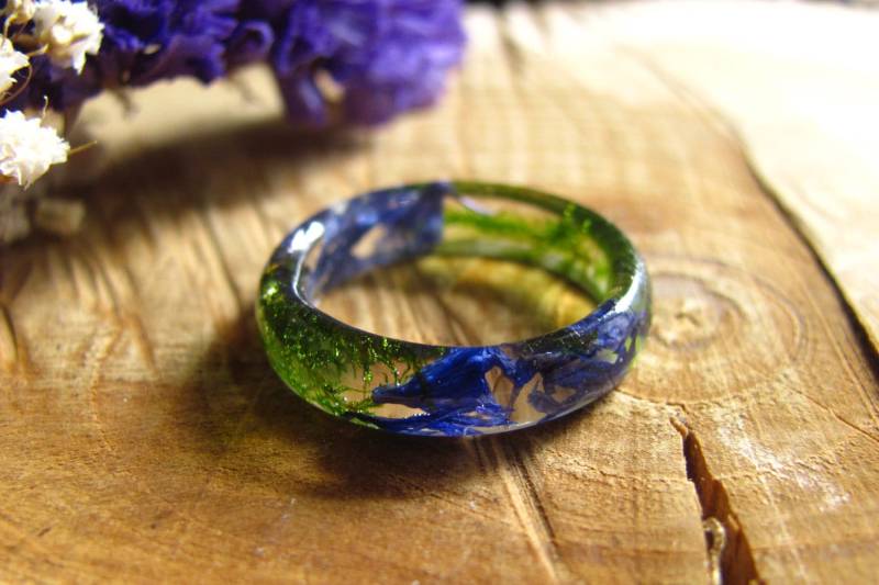 Blaue Blume Harz Ring Mit Moos, Boho Schmuck, Klares Band von AlpacaBlue