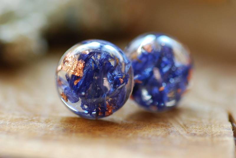 Blauer Kupfer-Harz Ohrstecker, Gepresste Blumen Ohrringe, Blumenschmuck, Etwas Blaues Für Die Hochzeit von AlpacaBlue