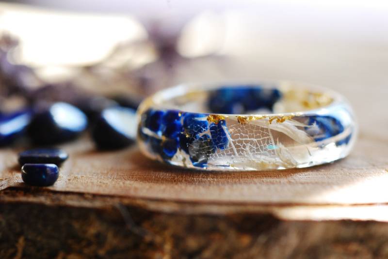 Blauer Lapislazuli Ring, Lebendiger Blumenharzring September Birthstone Ring Geschenk, Ungewöhnlicher Edelstein-Harzring, Kunstring Für Frauen von AlpacaBlue