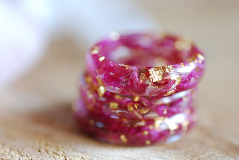Rosa Blumen Ring Mit Goldflocken, Floraler Harz Schmuck, Kornblumenblätter Versprechensring von AlpacaBlue