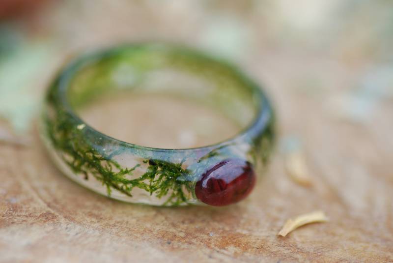Natur Moos Ring Mit Rotem Granat Stein, Januar Geburtsstein Ring, Fee Hochzeitsschmuck von AlpacaBlue