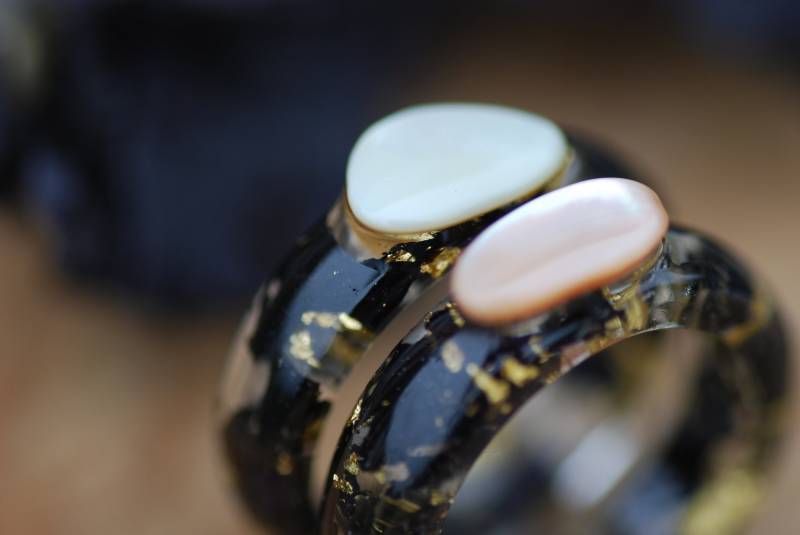 Perlmutt Gothic Ring Mit Schwarzen Blumen, Juni Birthstone Schmuck von AlpacaBlue