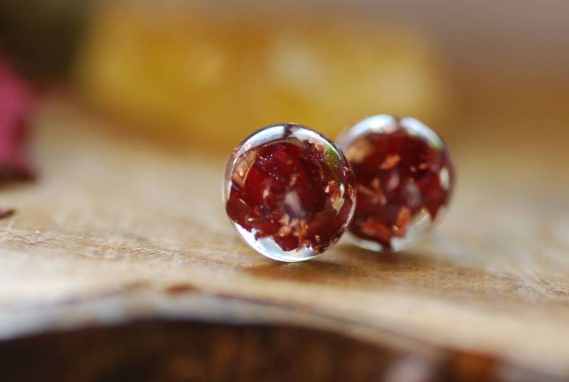 Rote Nelke Ohrstecker Mit Kupferflocken, Handgemachtes Blumengeschenk Zur Geburt von AlpacaBlue