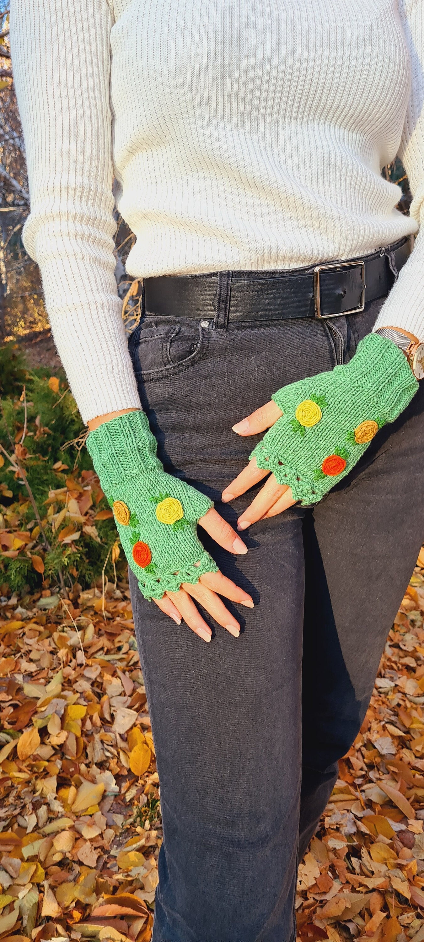 Gehäkelte Grüne Handschuhe Fingerlos, Floral Gestrickte Winterhandschuhe, Halbfinger Florale Handschuhe, Damen Blume Fingerlos von AlpacaKnitted