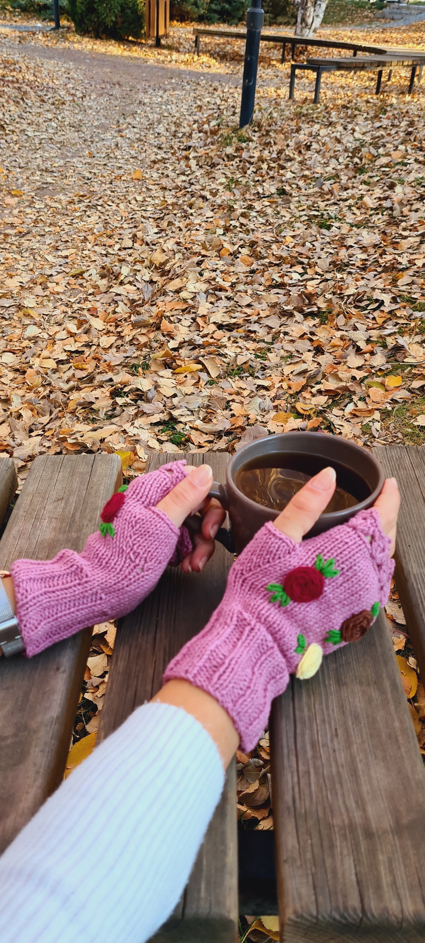 Gehäkelte Handschuhe Fingerlos, Gestrickte Winterhandschuhe, Halbfinger Florale Handschuhe, Damen Blume Fingerlos von AlpacaKnitted