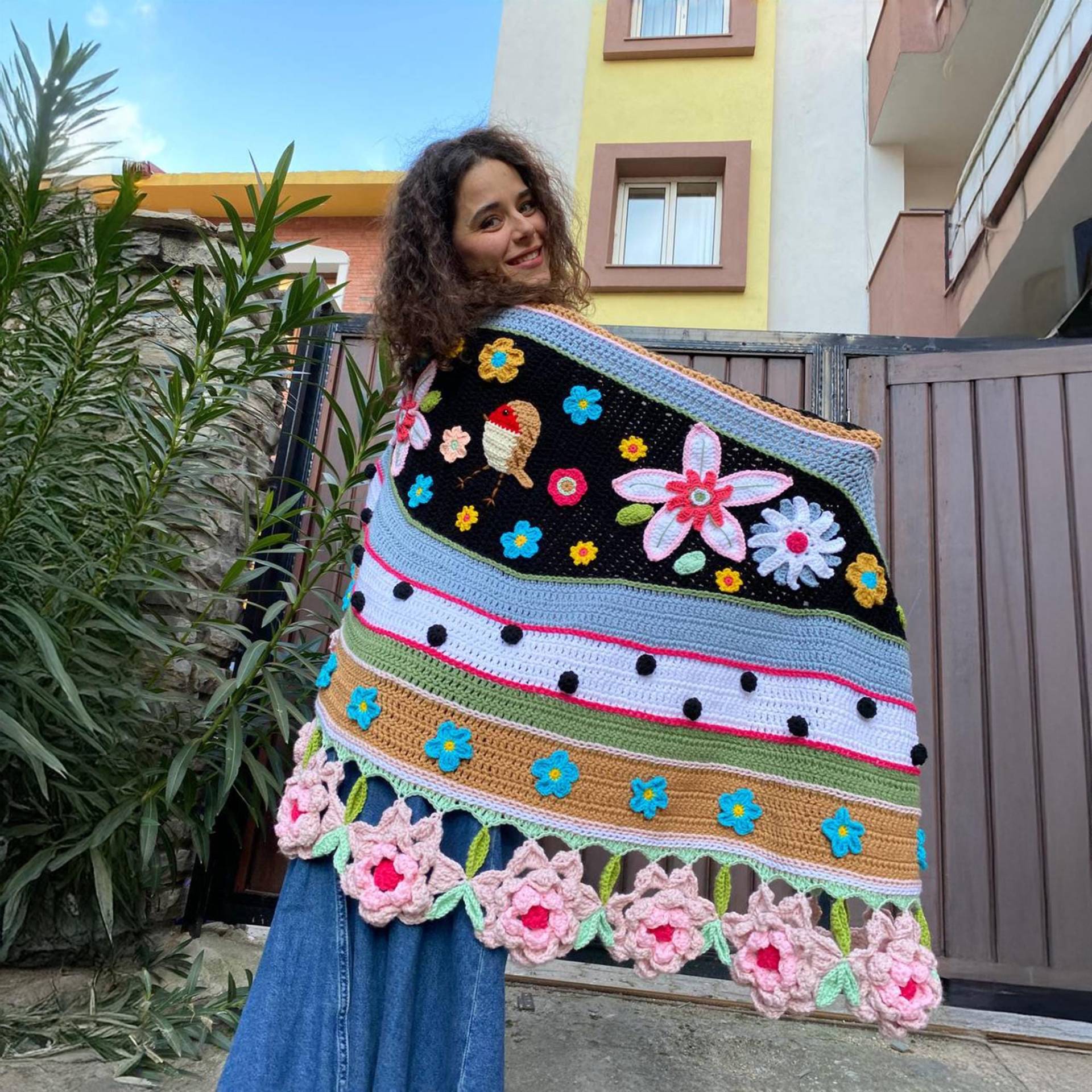 Schwarz Floral Häkeln Schal, Häkeln 3D Frauen Stricken Baumwoll Wrap, Blumen Kirschen, Häkeln, Festival Swahl von AlpacaKnitted